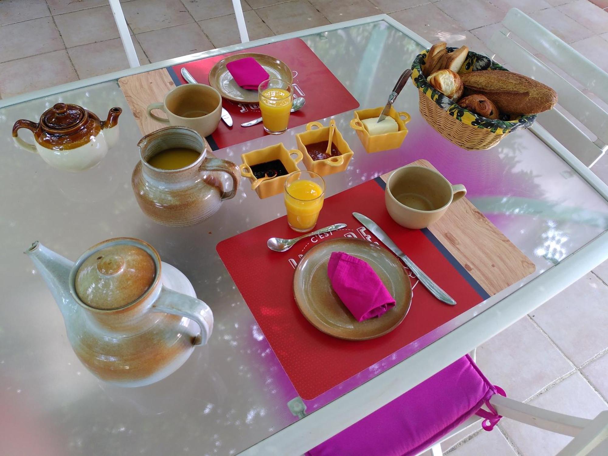 Au Nid De Mes Anges Bed & Breakfast Entrecasteaux Luaran gambar